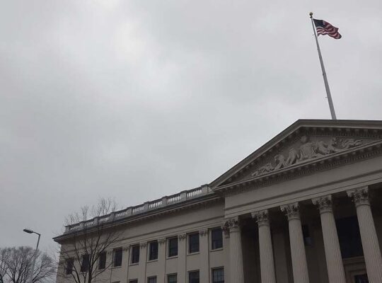 Trump's Bid to Remove Fed Governor Faces Supreme Court Review