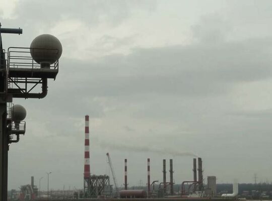 Lower Saxony Backs VW CEO Amid Crisis