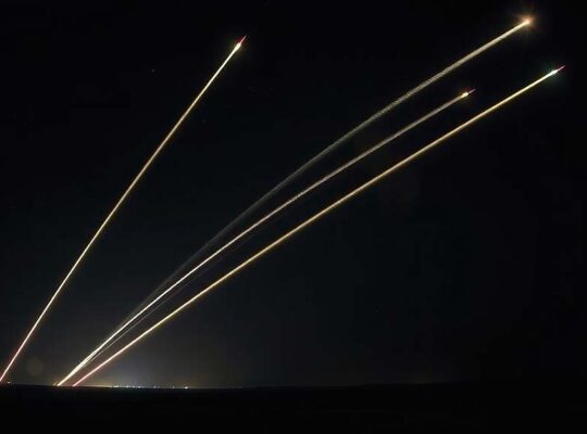 Iran Fires Rockets at Israel in Retaliation, Triggering Citywide Chaos and Heightened Nuclear Concerns in Tehran and Isfahan