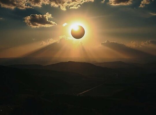 Solar Eclipse Linked to Retina Damage: Eye Doctors Monitor Post-Finsternis Health Risks